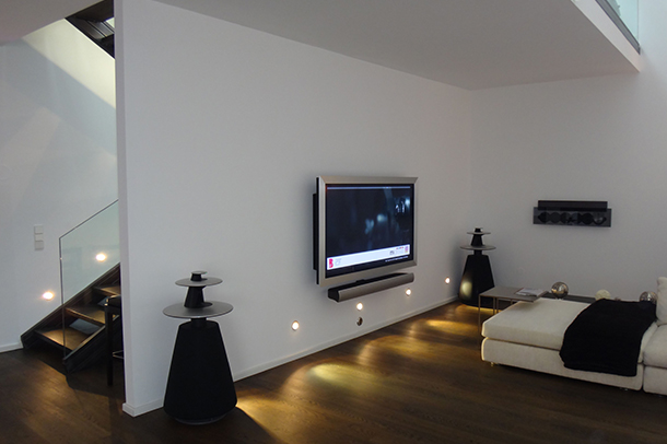 2_DNA_SLR_Stairs_Screen_Couch_610x406px
